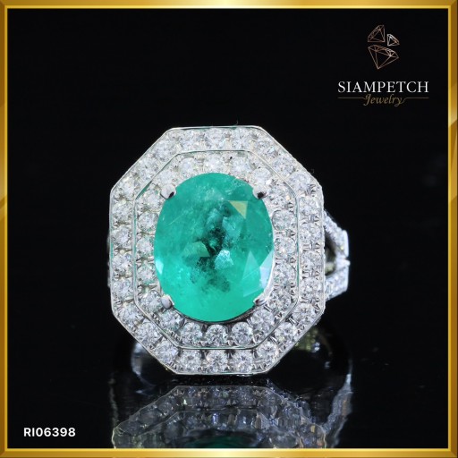 แหวนมรกต(โคลัมเบีย) เจียระไนรูปไข่ 4.50 กะรัต ล้อมเพชรสี 100 RI06398