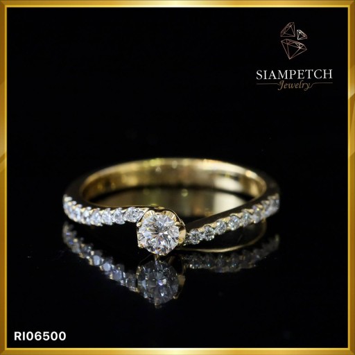 แหวนเพชรเม็ดกลาง 0.19 กะรัต สี97 ตัวเรือนWhite gold 18K RI06500