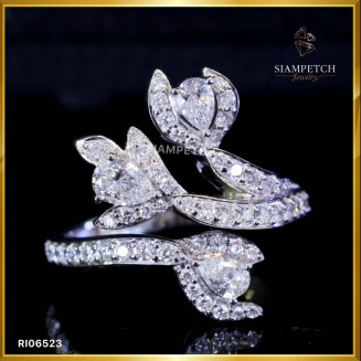 แหวนเพชรไข้วหยดน้ำ สี 100 หน้ากว้าง ตัวเรือน white gold 18k ฝังเพชรสี 100 RI06523