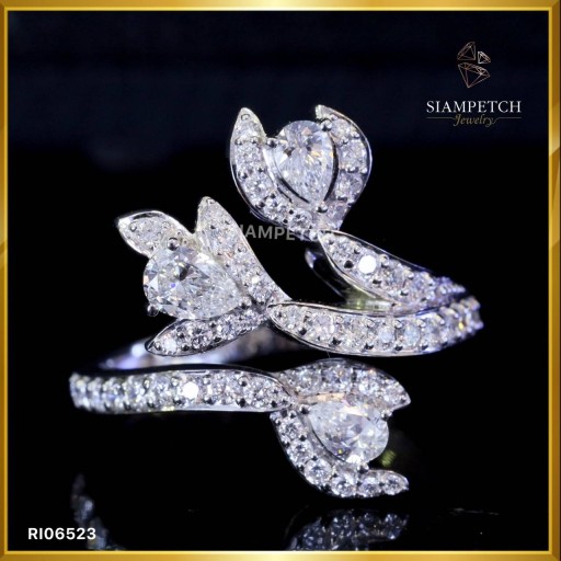 แหวนเพชรไข้วหยดน้ำ สี 100 หน้ากว้าง ตัวเรือน white gold 18k ฝังเพชรสี 100 RI06523