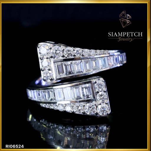 แหวนเพชรไข้วบาเก็ต สี 100 หน้ากว้าง ฝังบนตัวเรือน white gold 18k  RI06524