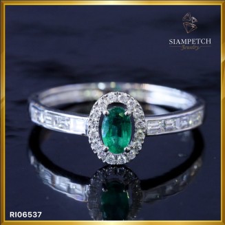 แหวนมรกตเจียระไนรูปไข่ 0.24 กะรัต ประดับเพชรสี 100 RI06537