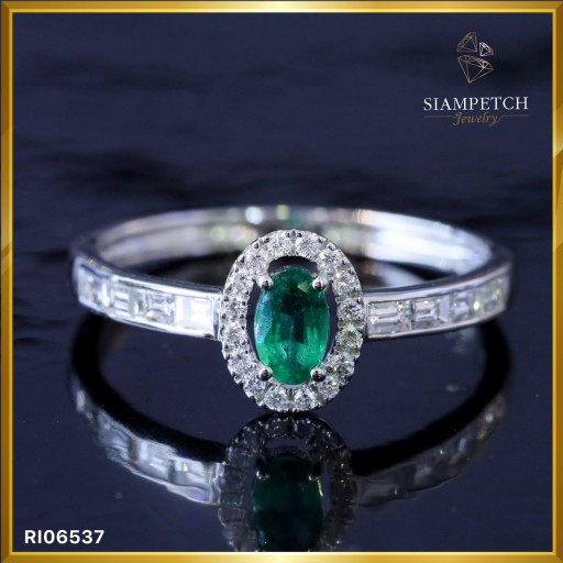 แหวนมรกตเจียระไนรูปไข่ 0.24 กะรัต ประดับเพชรสี 100 RI06537 แหวนมรกตเจียระไนรูปไข่ 0.24 กะรัต ประดับเพชรสี 100 RI06537