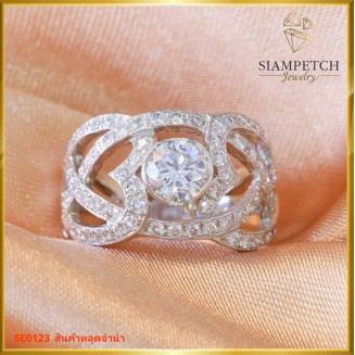 แหวนเพชรเม็ดกลาง 0.70 กะรัต สี 98 ตัวเรือนทอง 18K ดีไซน์เก๋ SE0123
