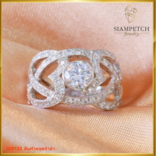 แหวนเพชรเม็ดกลาง 0.70 กะรัต สี 98 ตัวเรือนทอง 18K ดีไซน์เก๋ SE0123