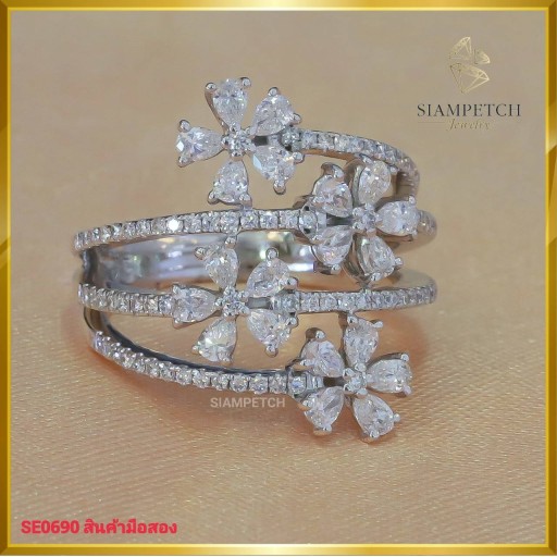 แหวนเพชรสี99 ดีไซน์ดอกไม้ทรงหน้ากว้าง ฝังบนตัวเรือนทองคำขาว18K SE0690
