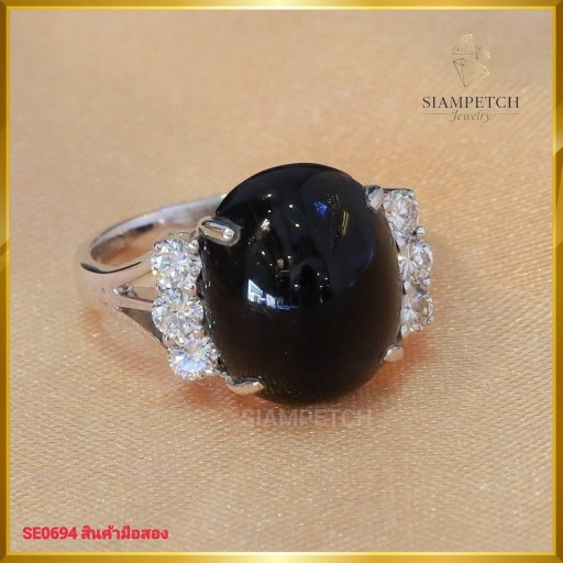 แหวนเพชรแท้ประดับพลอยสีดำ ฝังบนตัวเรือนทอง18K SE0694