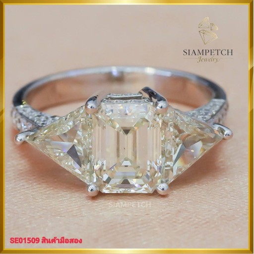 แหวนเพชร เอมเมอรัลคัต ฝังบนตัวเรือน ทองคำขาว 14K SE01509