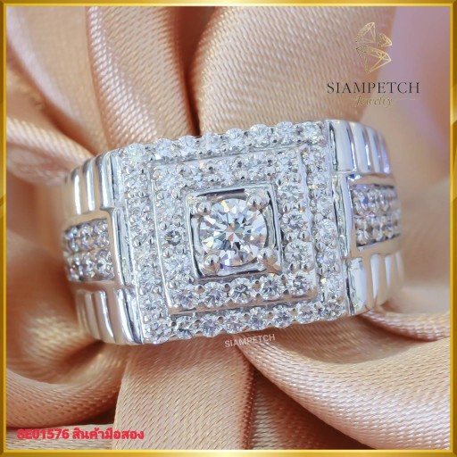 แหวนเพชร สี100 ทรงหน้ากว้าง บนตัวเรือนทองคำขาว 18K SE01576