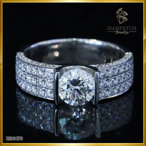 แหวนหมั้นเพชรแท้เม็ดยอด 1.01 กะรัต ตัวเรือนสุดเก๋ ฝังบนตัวเรือนทองคำขาว 18K RI06470 แหวนหมั้นเพชรแท้เม็ดยอด 1.01 กะรัต ตัวเรือนสุดเก๋ ฝังบนตัวเรือนทองคำขาว 18K RI06470