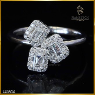แหวนเพชรแท้ เพชรเอมเมอรัลคัท ล้อมเพชร สี98 ตัวเรือนทองคำขาว 18K RI06662
