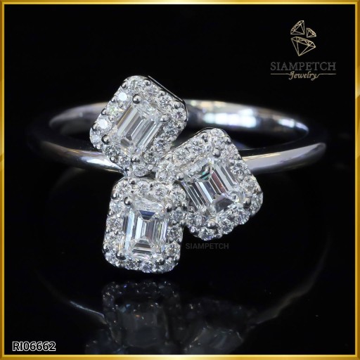 แหวนเพชรแท้ เพชรเอมเมอรัลคัท ล้อมเพชร สี98 ตัวเรือนทองคำขาว 18K RI06662