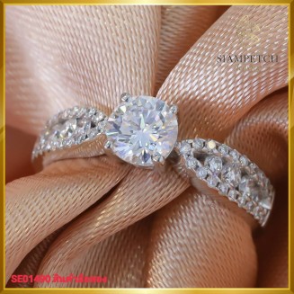 แหวนเพชรแท้ เม็ดยอด 0.50 กะรัต สี99 VS2 ฝังบน ตัวเรือนทองคำขาว 18K SE01490