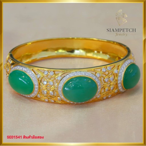 กำไลหยก ล้อมประดับเพชรแท้  สี98 ตัวเรือนทอง18K SE01541