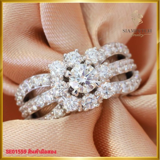 แหวนเพชแท้ ดีไซน์ชูเม็ดยอด 0.37 กะรัต ล้อมเพชร ฝังบนตัวเรือนทองคำขาว 18K SE01559