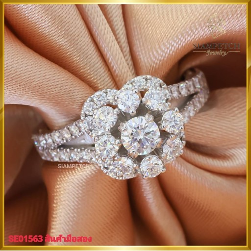 แหวนเพชแท้ ดีไซน์Halo สี99 ล้อมเพชรสุดเก๋  ฝังบนตัวเรือนทองคำขาว 18K SE01563