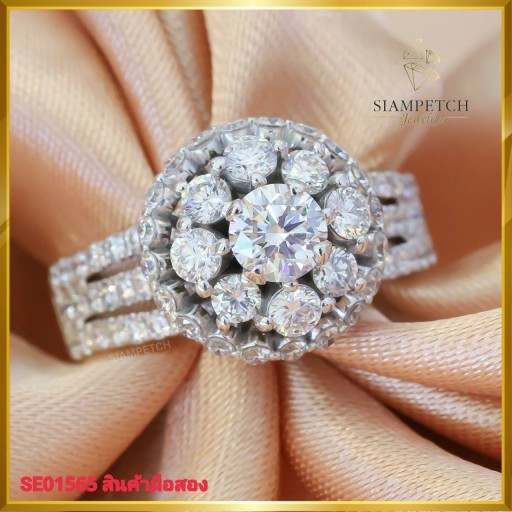 แหวนเพชแท้ ดีไซน์Halo สี98 ล้อมเพชรสุดเก๋  ฝังบนตัวเรือนทองคำขาว 18K SE01565