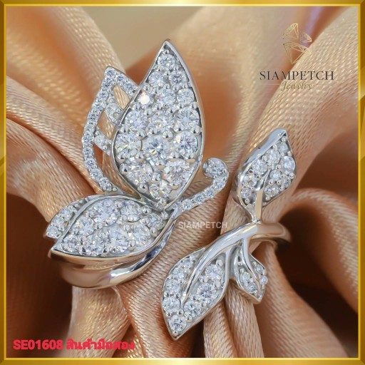 แหวนเพชรแท้ ดีไซน์ทรงหน้ากว้าง สุดเก๋ ฝังตัวเรือนทองคำขาว 18K SE01608