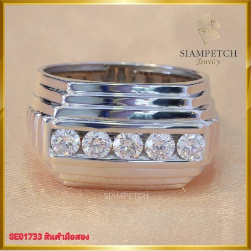 แหวนแถว ดีไซน์หน้ากว้าง สี99 ฝังบนตัวเรือนทองคำขาว 18K SE01733