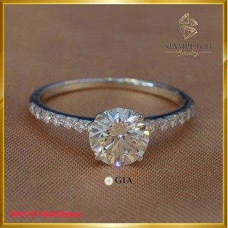 แหวนเพชรแท้ ดีไซน์เรียบ ฝังบนตัวเรือนทองคำขาว 18K SE01737