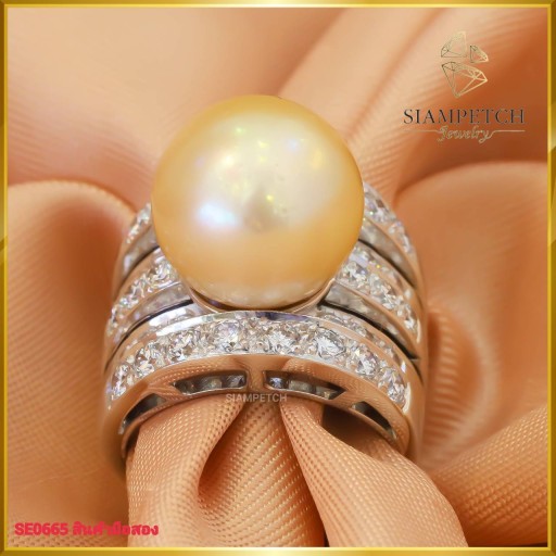 แหวนเพชรแท้ ฝังมุกสีทอง ฝังตัวเรือนทองคำขาว 14K  ดีไซน์ทรงหน้ากว้าง SE0665