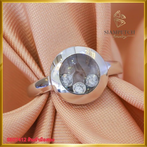 แหวนเพชรดีไซน์สุดเก๋ ตัวเรือนทองคำขาว 18K SE07412